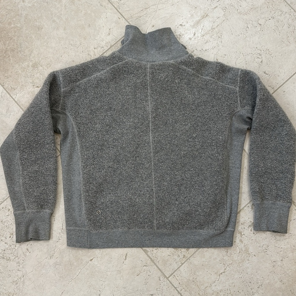 lululemon sherpa quarter zip sweatshirt. boxy fit. gray. size 4. EUC - Picture 4 of 5